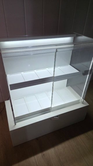 Vitrina expositora acrílico con luz LED