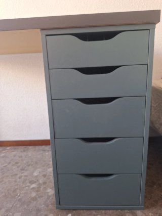 Escritorio Ikea gris con cajonera