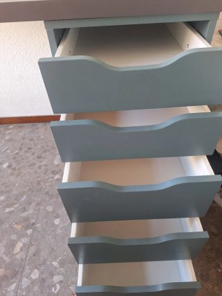 Escritorio Ikea gris con cajonera