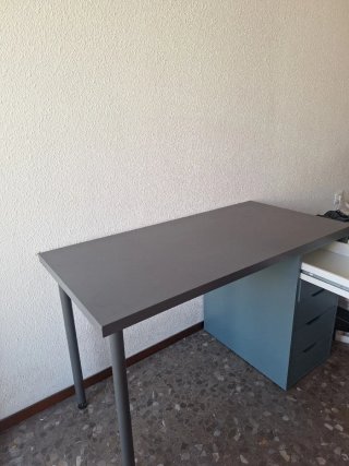 Escritorio Ikea gris con cajonera