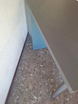 Escritorio Ikea gris con cajonera