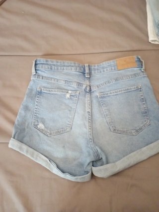Pantalón corto vaquero desgastado