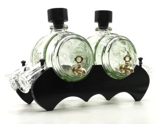 Curioso barril doble de cristal con grifo y vasos