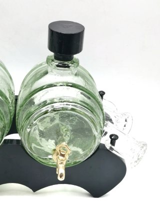 Curioso barril doble de cristal con grifo y vasos