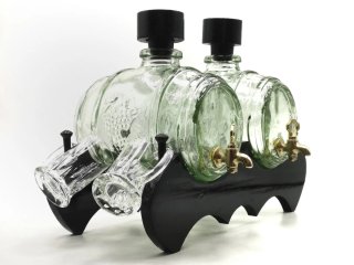 Curioso barril doble de cristal con grifo y vasos