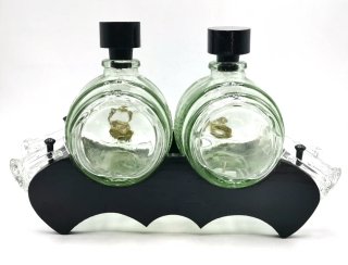 Curioso barril doble de cristal con grifo y vasos