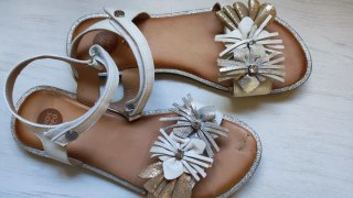 Sandalias planas niña doradas, plateadas y blancas