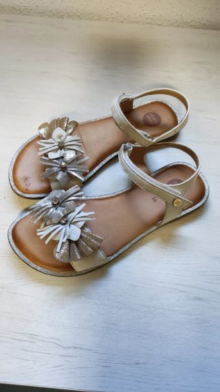 Sandalias planas niña doradas, plateadas y blancas