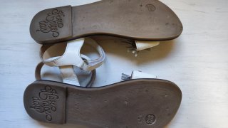 Sandalias planas niña doradas, plateadas y blancas