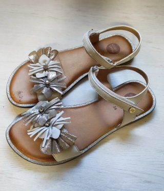 Sandalias planas niña doradas, plateadas y blancas
