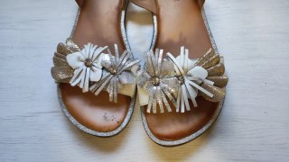 Sandalias planas niña doradas, plateadas y blancas