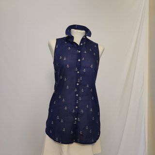 Camisa azul sin mangas con anclas