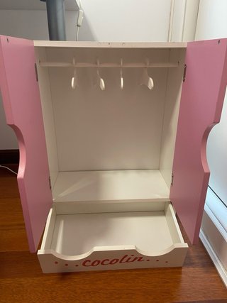 Armario de muñecas rosa con cajón