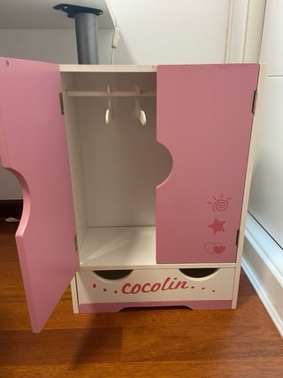 Armario de muñecas rosa con cajón