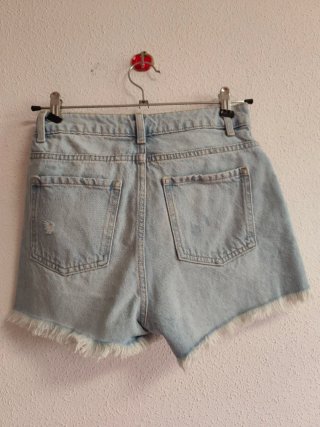 Pantalón corto de chica talla 32 de Primark.