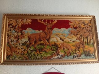 Tapiz de ciervos y paisaje otoñal