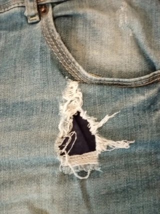 Pantalón corto vaquero desgastado