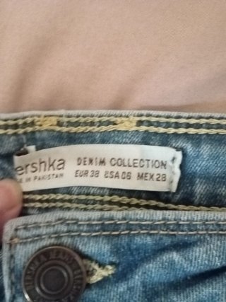 Pantalón corto vaquero desgastado