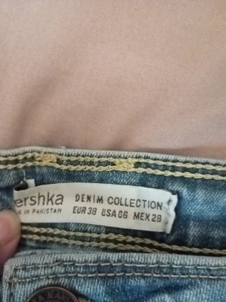 Pantalón corto vaquero desgastado