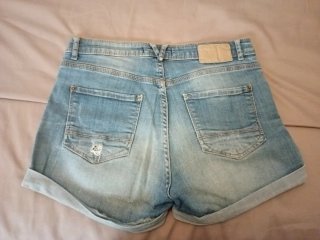 Pantalón corto vaquero desgastado