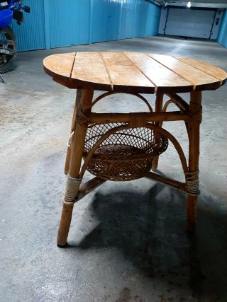Mesita redonda de madera y mimbre