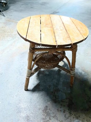 Mesita redonda de madera y mimbre