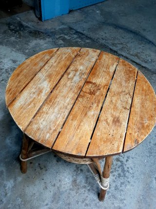 Mesita redonda de madera y mimbre