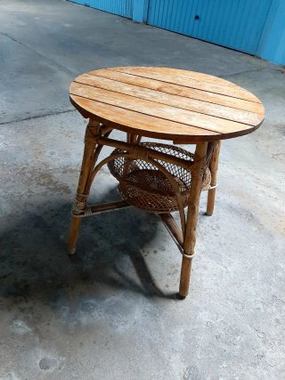 Mesita redonda de madera y mimbre