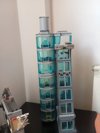 Torre vengadores y casa de Spiderman de Lego
