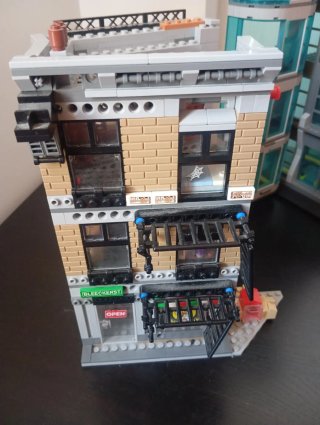 Torre vengadores y casa de Spiderman de Lego
