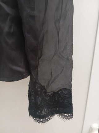 Camisa negra transparente con encaje