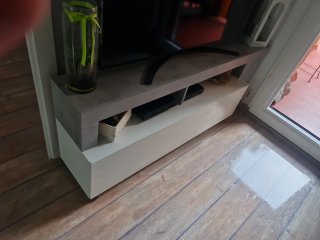 Mueble de salón gris y blanco