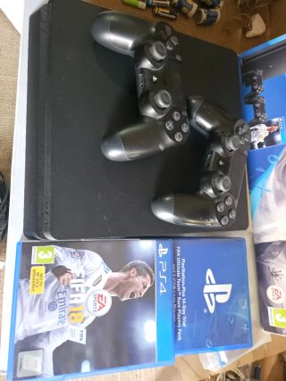 PS4 (PlayStation 4) FIFA 18 Bundle
