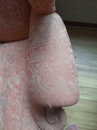 Butaca de tela rosa y beige
