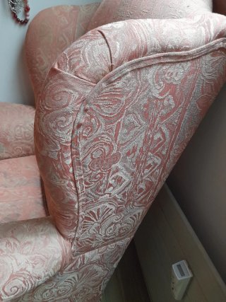 Butaca de tela rosa y beige