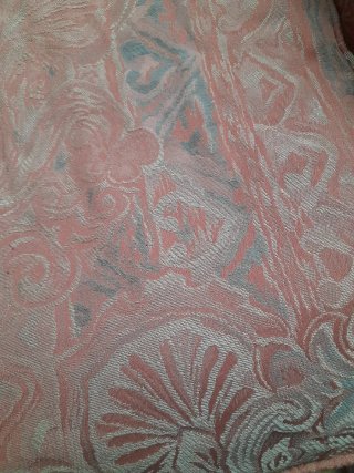 Butaca de tela rosa y beige
