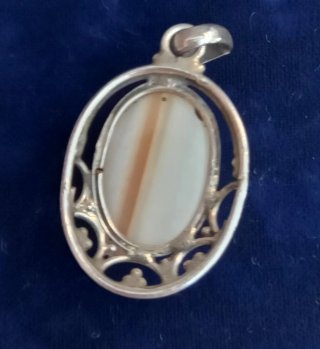 Colgante ovalado con detalles plateados