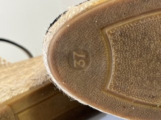 Sandalias negras de cuña