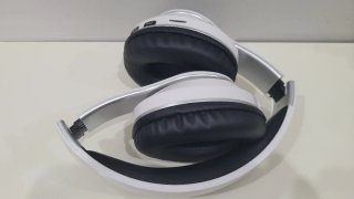 Cascos Inalámbricos Bluetooth Blancos y Negros