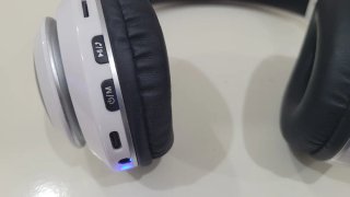 Cascos Inalámbricos Bluetooth Blancos y Negros