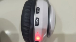 Cascos Inalámbricos Bluetooth Blancos y Negros
