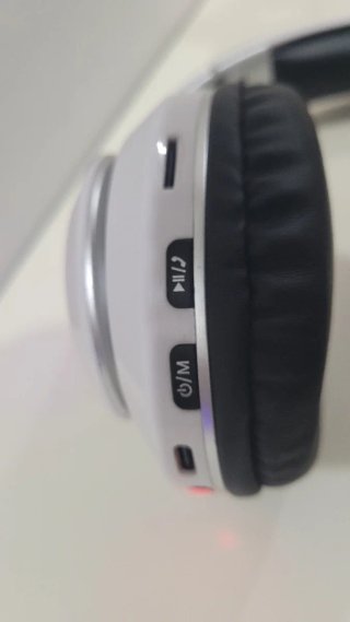 Cascos Inalámbricos Bluetooth Blancos y Negros