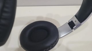 Cascos Inalámbricos Bluetooth Blancos y Negros