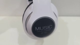 Cascos Inalámbricos Bluetooth Blancos y Negros