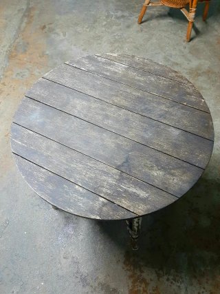 Mesa redonda de madera y ratán