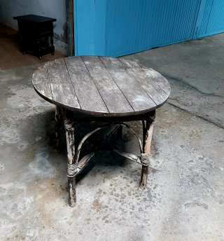 Mesa redonda de madera y ratán