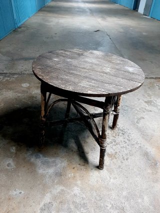 Mesa redonda de madera y ratán