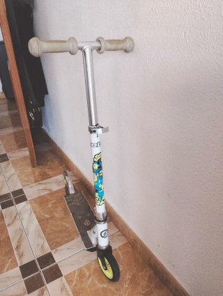Patinete blanco con ruedas amarillas