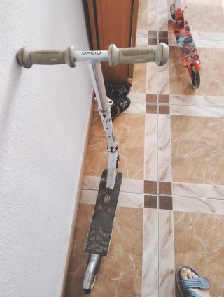 Patinete blanco con ruedas amarillas