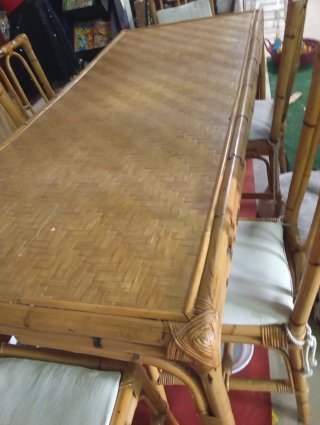 Tavolo e sedie in bambù